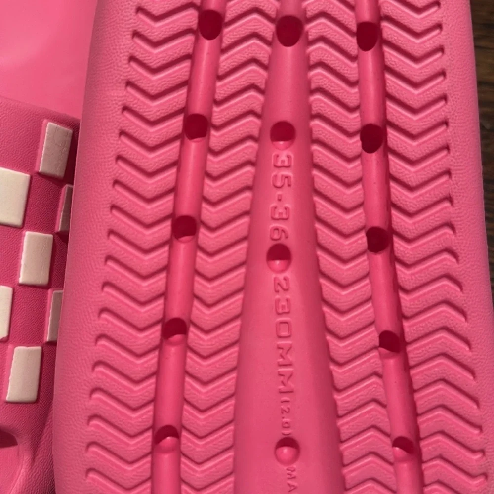 Kids Pink Slide Sandals comparable to 3.5-4.5 US shoe size